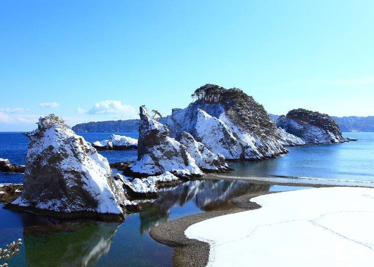 3. Jodogahama Beach – Blue Water and White Snow! (Iwate)