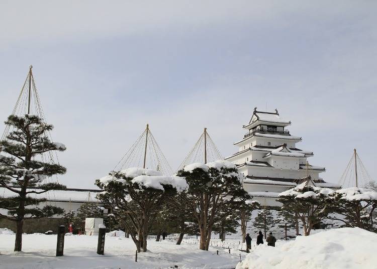 9. Tsuruga-jo Castle – Sweeping Views of a Wintery Japanese Garden! (Fukushima)