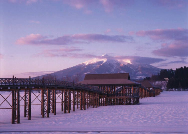 雪景色の鶴の舞橋