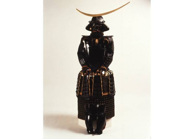 Baju besi kuirass 5 keping lakuer hitam yang dipakai Date Masamune, Harta Budaya Penting Jepun (koleksi Muzium Bandar Sendai).