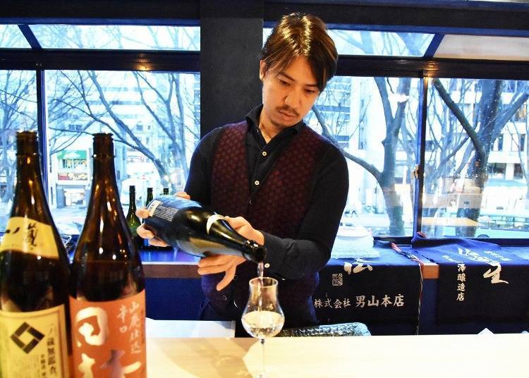 与青屋先生在吧台闲聊与日本酒相关的话题，聊天的过程也相当愉快。