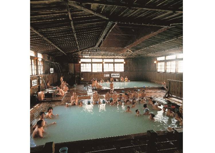 Due to the water’s high pH, sulfur, and sodium levels, the onsen is believed to be effective against lower back pain and skin ailments.