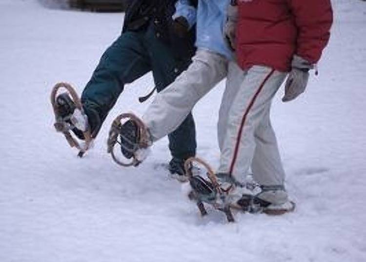 雪に埋まらずに歩けるスノーシューを履いてウォーキング