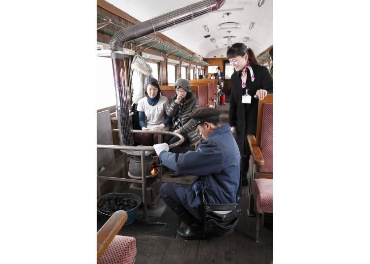 8．津軽鉄道のストーブ列車に乗る