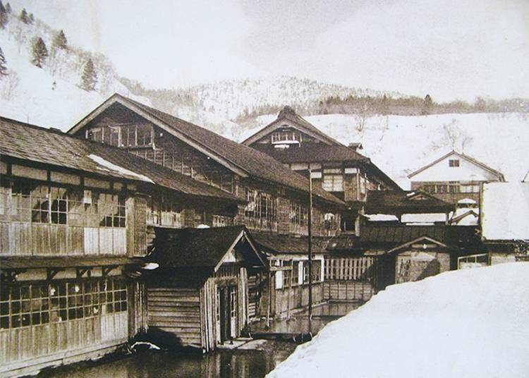 The Sukayu Onsen-juku, built of wood, in 1917 (photo provided by Sukayu Onsen)