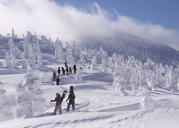 Guests enjoying skiing (photo provided by Sukayu Onsen)