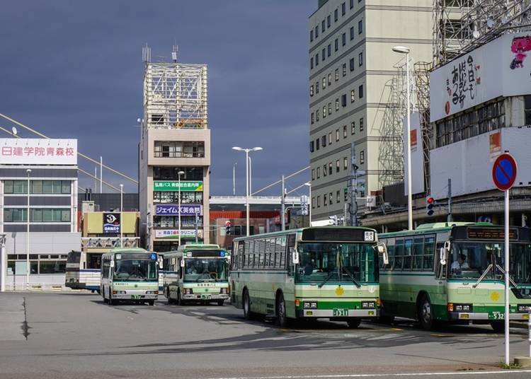 Terminal bus di Stasiun Aomori (Foto: Phuong D. Nguyen / Shutterstock.com)
