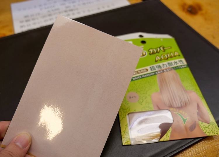 虽然谢绝有刺青的游客入场，但有刺青的游客只要跟柜台询问就能免费拿到遮瑕贴