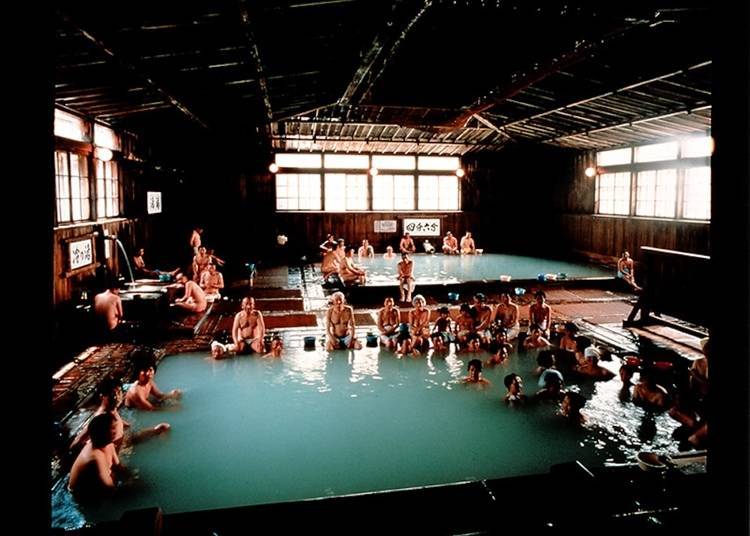 享受千人浴池的湯治客人（照片提供：酸湯溫泉）