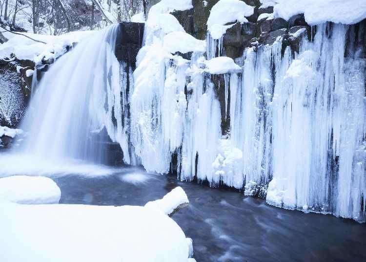 Enjoy Winter at Hoshino Resorts Aomoriya and Oirase Keiryu Hotel:  Gorgeous Ice-falls and Lanterns Decorate Open-air Onsen Baths!