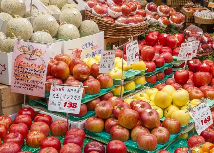 日本のスーパーに並ぶりんご  ymgerman / Shutterstock.com