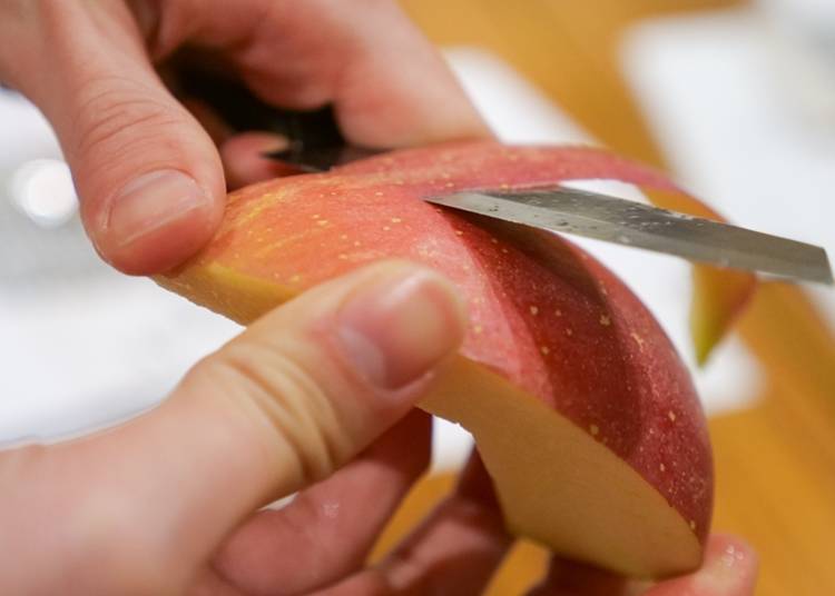 りんごが大きい場合は2〜3回に分けて皮をむく