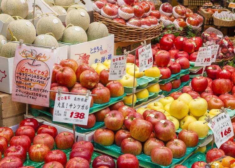 日本超市的苹果专区 ymgerman / Shutterstock.com