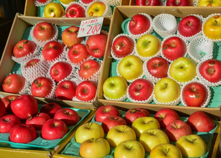 Aomori apples sold at supermarkets (Phuong D. Nguyen / Shutterstock.com)