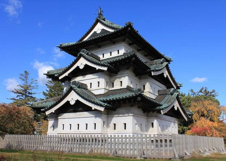 In 2015, the castle tower was moved for repair work on the stone walls. It is currently located at a temporary spot in the Honmaru area.