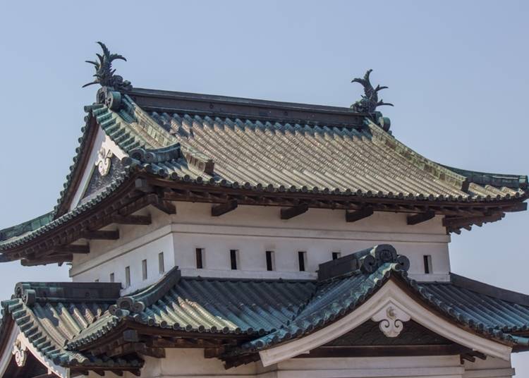 三角形の破風をした切妻破風や屋根にある鯱（しゃち）など、江戸時代の造形を間近で見られる