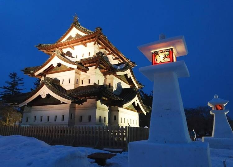 夜に浮かぶ弘前城天守と雪燈籠