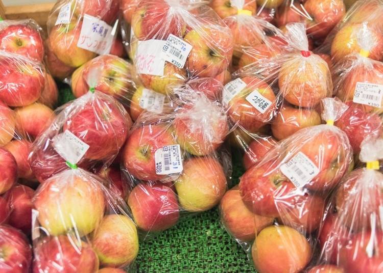 Apples tagged with their place of origin and the grower’s name (Stephane BDC / Shutterstock.com)