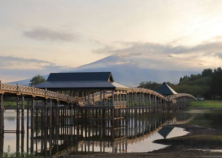湖面に浮かぶ鶴の舞橋