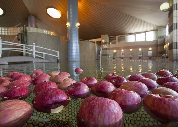 The “Apple Bath” effectively relieves fatigue and stress (Photo courtesy of Minamida Onsen Hotel Apple Land)