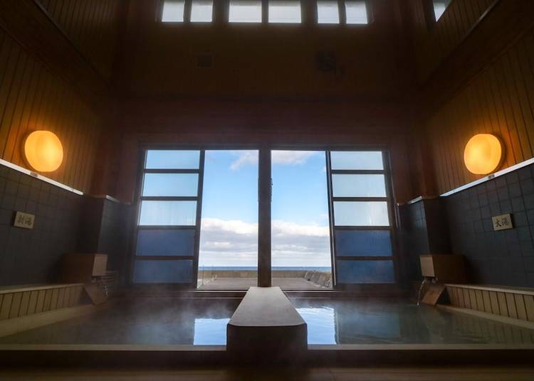 At “Kaikyo no Yu” you can enjoy water from two sources, Oyu and Shinyu (Photo courtesy of Yukaimura HP)