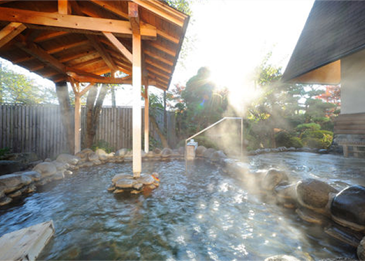 An open-air bath that flows directly from the source (Photo courtesy of Gonohe Makiba Onsen)
