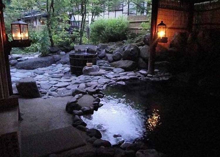 閃閃油燈打造露天浴池的夢幻氣氛（圖片提供：Lamp no Yado 青荷溫泉）