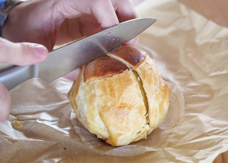 Ragueneau’s “Curious Apple” (864 yen, tax included) consists of an whole “Fuji” apple marinated in syrup then baked in pie crust.