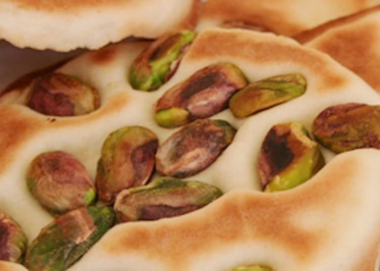 “Hand-baked pistachio senbei” (8 pieces, 1,155 yen, tax included) (Photo courtesy of Oyama Senbei)