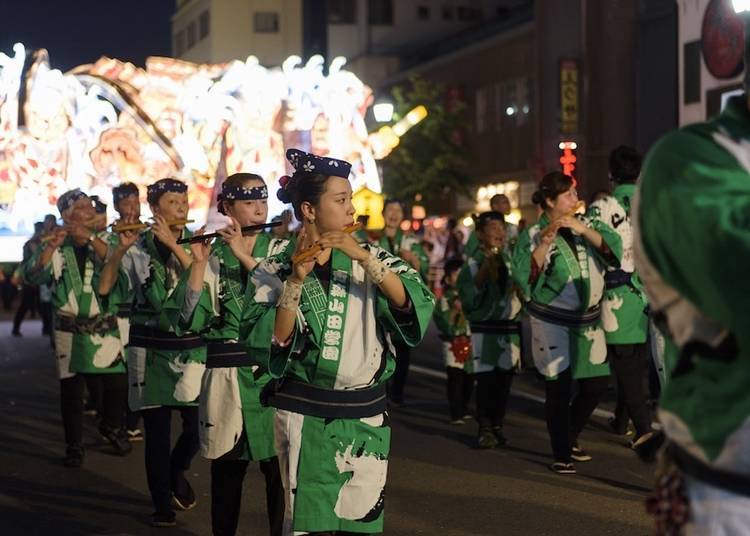 The sound of the flute livens the Nebuta Festival. (Photo courtesy of Aomori Tourism Convention Association)