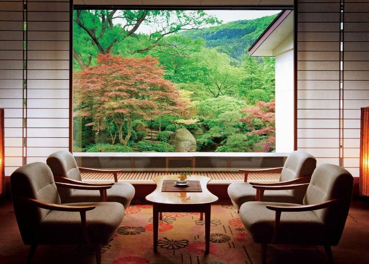 2．客室展望風呂で紅葉の大自然を眺める「ゆめみの宿 観松館」（最上町瀬見温泉）