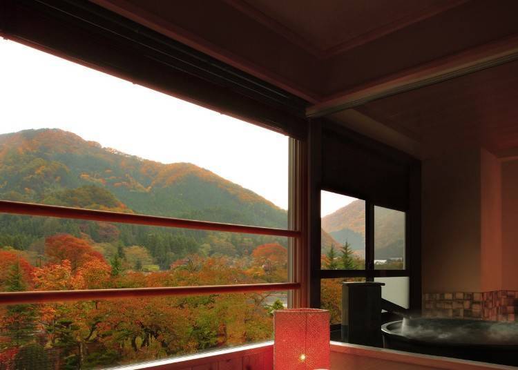 客室「夕阳红蜻蜓（夕焼けの赤とんぼ）」窗外的红叶景色