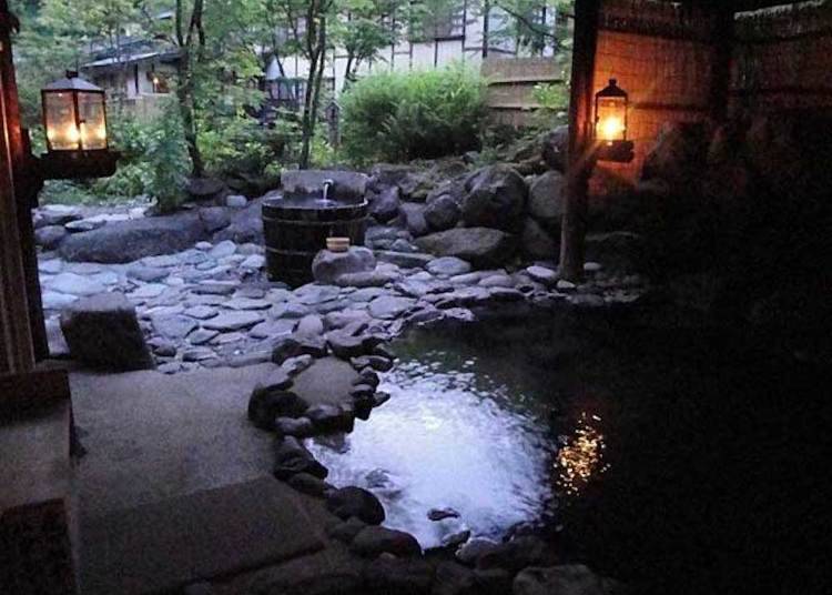 The outdoor rotenburo hot spring bath at Lamp no Yado. Photo: Lamp no Yado Aoni Onsen.