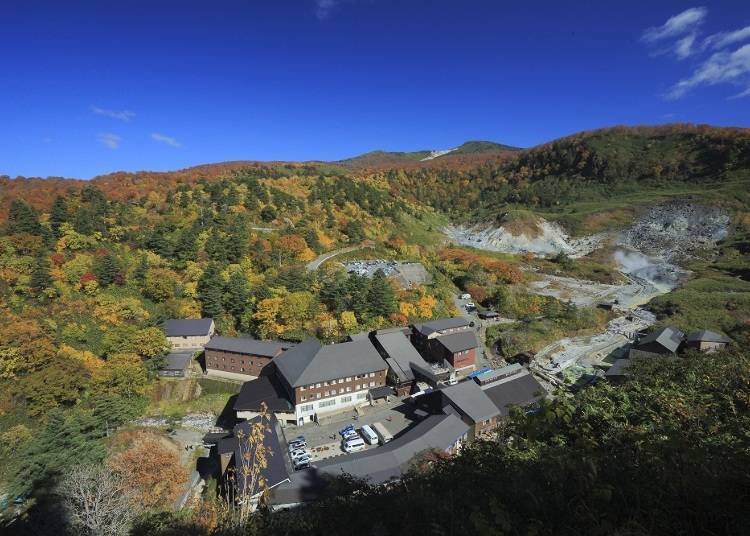 This secluded hot spring resort in Towada-Hachimantai National Park also offers beautiful views of fall foliage. (Image courtesy of: Akita Fun )