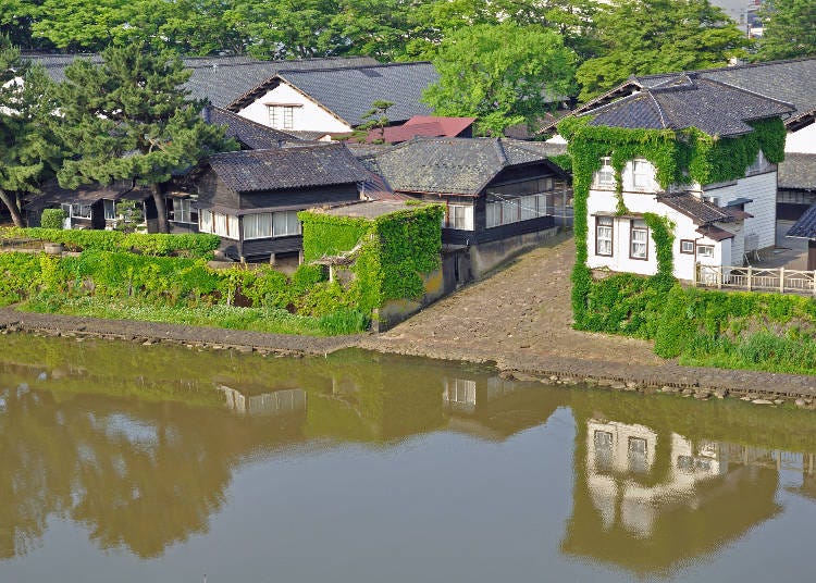 新井田川のほとりに建っている山居倉庫（画像素材：PIXTA）