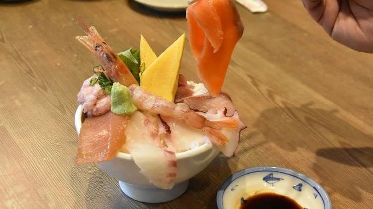 10種の三陸魚介がどっさり！仙台の「デカ盛り海鮮丼」はビジュアルも美しい…