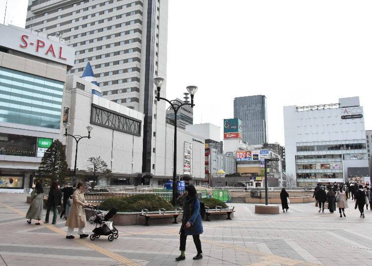 Once you exit Sendai Station’s West Exit on the second floor, make your way towards Hotel Metropolitan Sendai on your left. From here, walk down the stairs of the pedestrian deck.