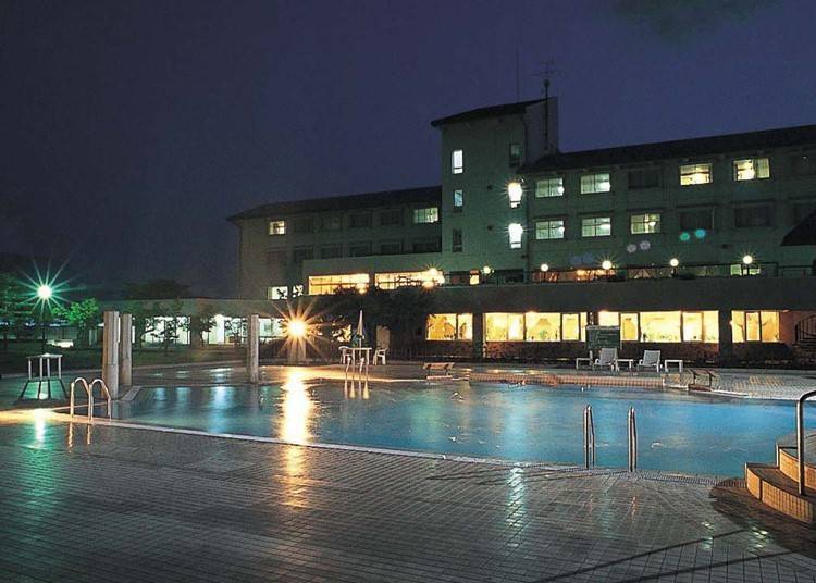 The hot spring/spa/pool facility is also available for use at night. (Photo Courtesy of: yamagata glam)