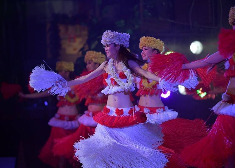 さまざまなポリネシアの民俗舞踏を鑑賞できるステージ（画像提供：常磐興産株式会社）