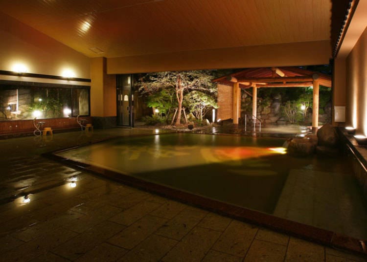The shared hot spring bath, with natural free flowing water direct from the source (Photo: Yubou Ichiraku).