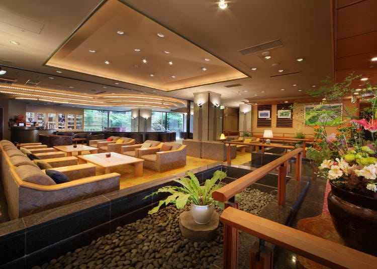 The classy lounge space (Photo: Kami-no-Yama Azumaya).