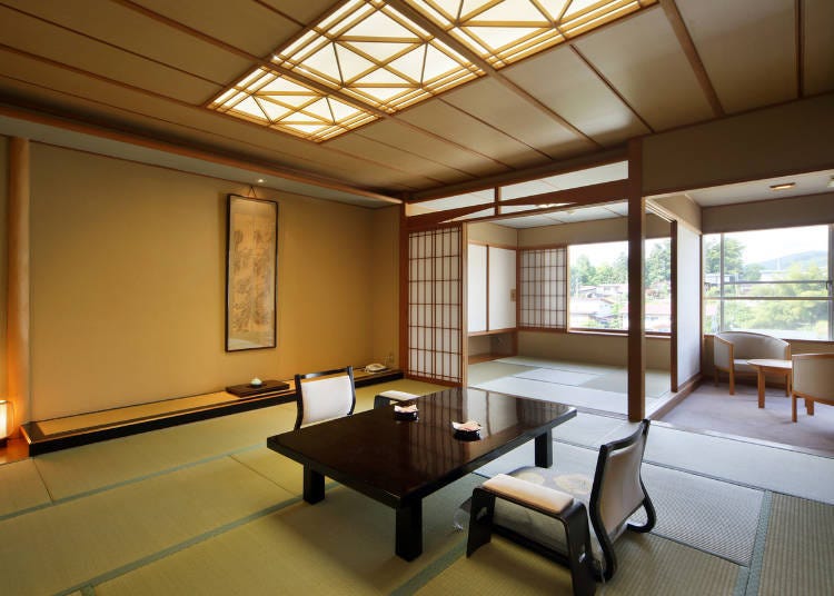 The relaxing Japanese-style “Miyabikan Washitsu 12 Tatami” room (Photo: Kami-no-Yama Azumaya).