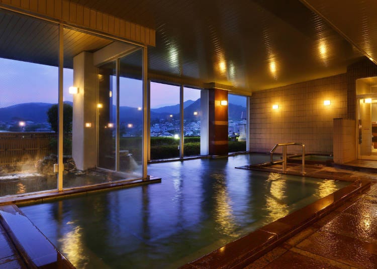 Pemandian air panas panorama berlantai tatami Keishiki-no-Yu di Kaminoyama Azumaya (Foto: Kaminoyama Azumaya).