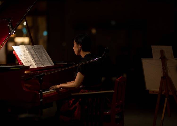 Muzik langsung dipersembahkan di lounge setiap malam (Foto: Matsushima Ichinobo).