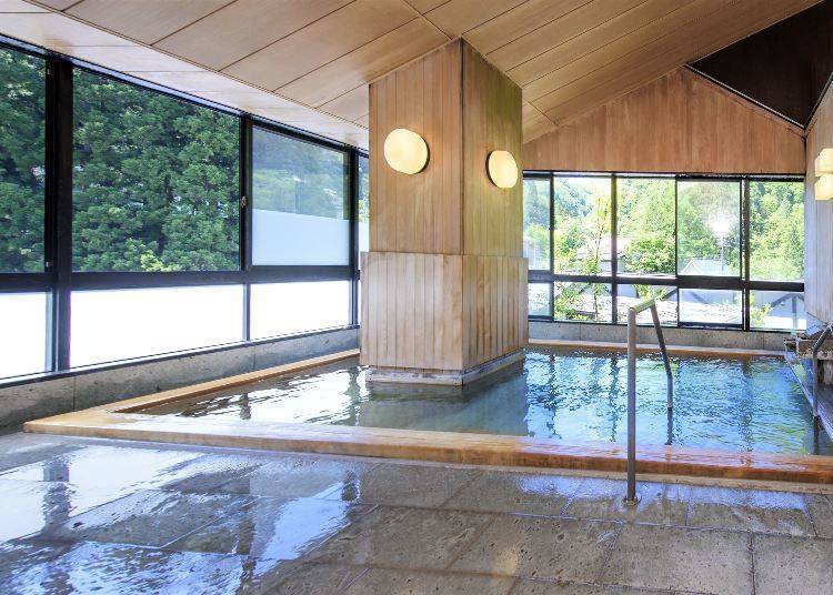 Terdapat tiga mata air panas: bilik mandi bersama yang indah "Yamaishi" dan "Yamanoki," serta bilik mandi persendirian yang boleh ditempah. Foto di atas menunjukkan Yamaishi (Foto: Takamiya Hotel Group).