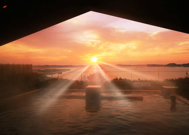 露天風呂「八百八島」的夢幻日出（圖片提供：松島溫泉 松島一之坊）