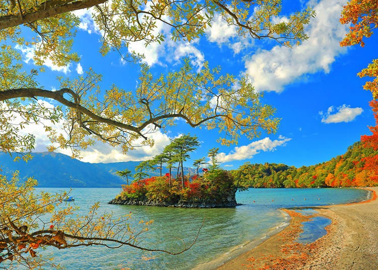The Lake Towada area is especially pretty in the autumn foliage season. (Photo: PIXTA)