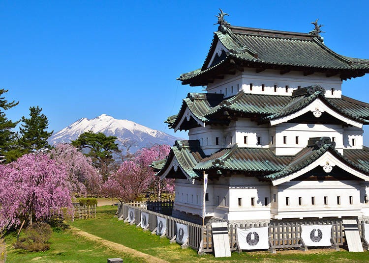 Hirosaki Castle and the surrounding park are a huge draw in spring for cherry blossom season. (Photo: PIXTA)