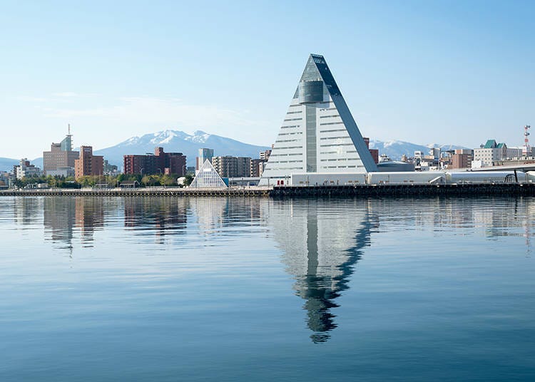 View of Aomori City with Mt. Iwaki in the background. (Photo: PIXTA)