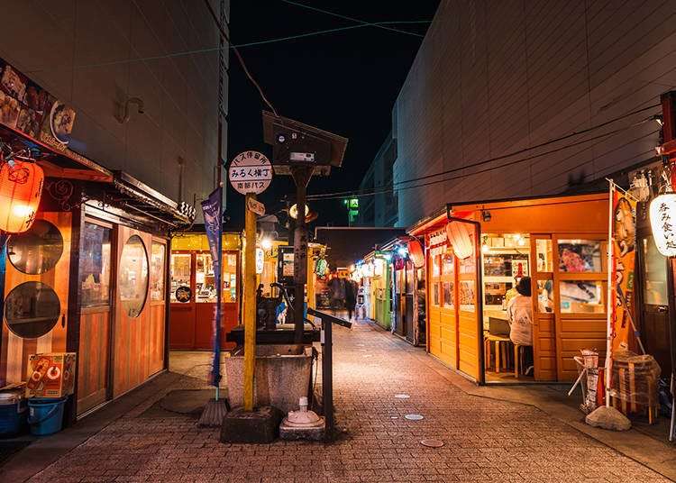 하치노헤 야타이무라 미로쿠 요코초는 하치노헤시 중심부에 있는 활기찬 포장마차 거리로 다양한 지역 상점과 포장마차가 즐비하게 늘어서 있다. (사진: PIXTA)